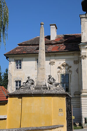 Seibersdorf, Schloss Seibersdorf, ehem. Wasserschloss aus der 2. Hälfte des 16. Jh.s, ab 1715 Barockisierung, Torwärterhäuschen mit Obelisk und Statuen bekrönt